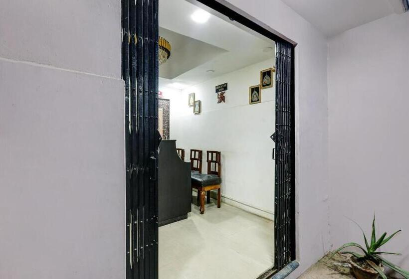 Отель Oyo Ayushi