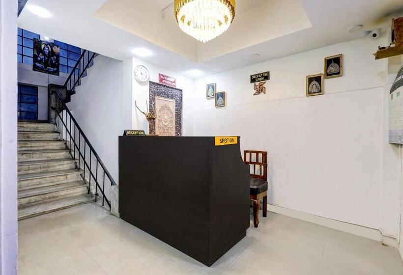 Отель Oyo Ayushi