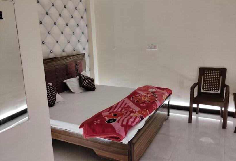 ホテル Pushpa Home Stay