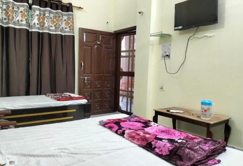 ホテル Pushpa Home Stay