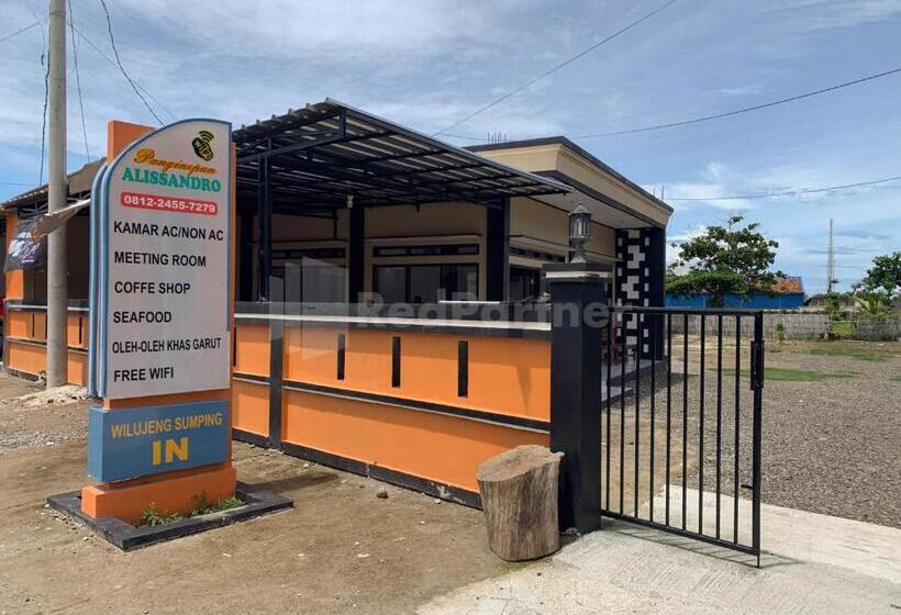 Отель Reddoorz @ Pantai Sayangheulang