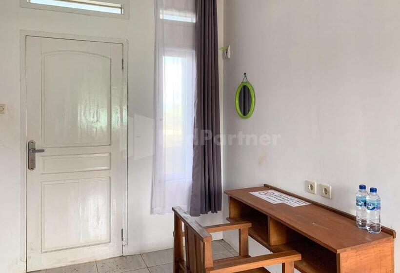 Отель Reddoorz @ Pantai Sayangheulang