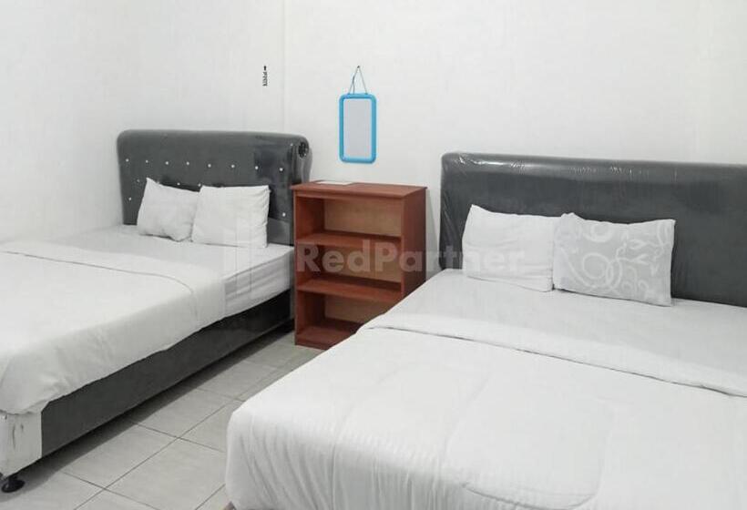 Отель Reddoorz @ Pantai Sayangheulang