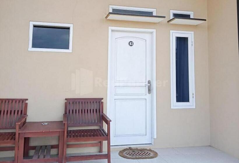 Отель Reddoorz @ Pantai Sayangheulang