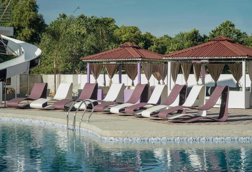 فندق The Blessed Purple Bamboo Beach Resort