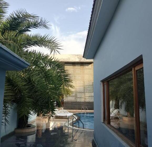 בית מלון כפרי The Farmerian Resort