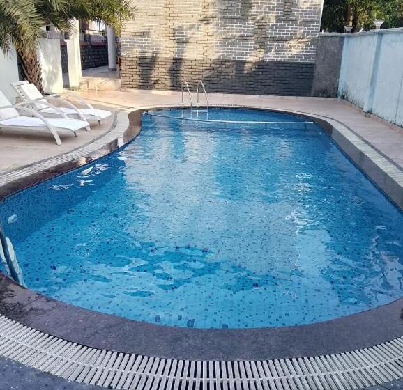 בית מלון כפרי The Farmerian Resort