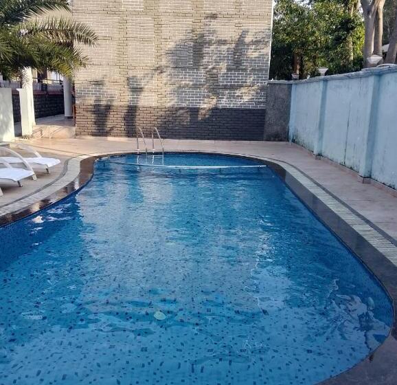 בית מלון כפרי The Farmerian Resort