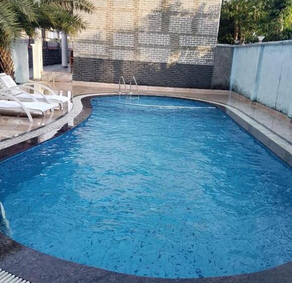 בית מלון כפרי The Farmerian Resort