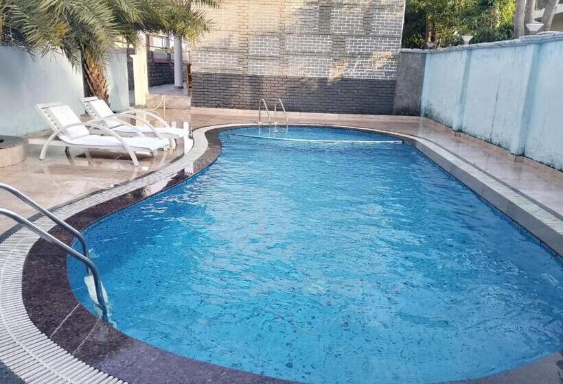 בית מלון כפרי The Farmerian Resort