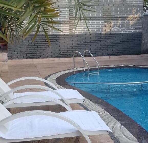 בית מלון כפרי The Farmerian Resort