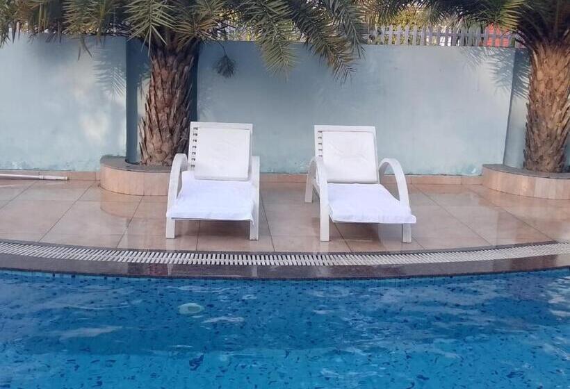 בית מלון כפרי The Farmerian Resort