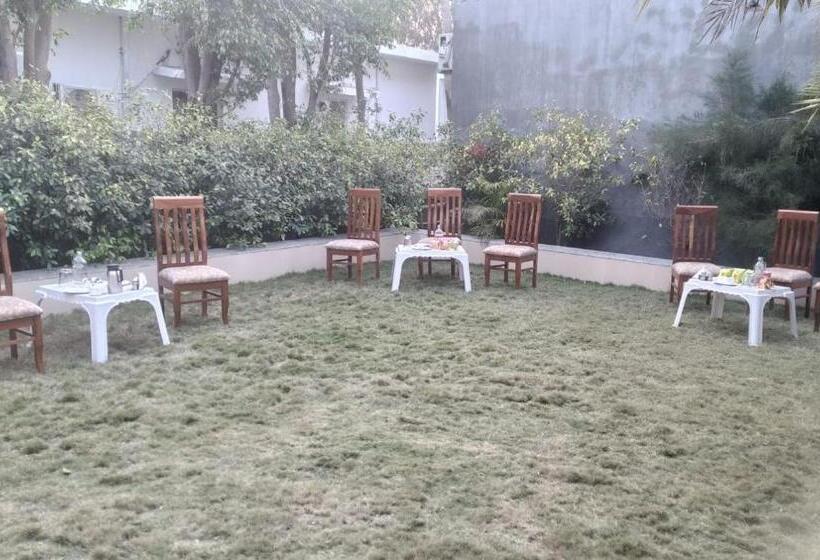 בית מלון כפרי The Farmerian Resort