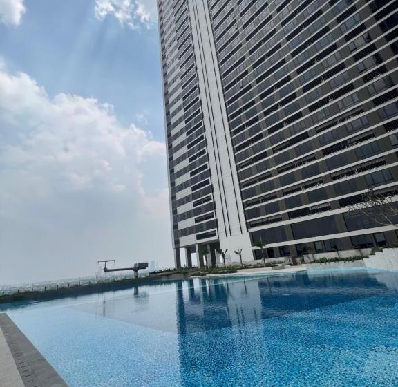 Newly Renovated Apartement @ Collins Boulevard