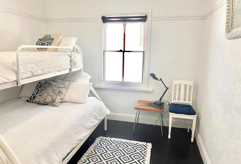 פנסיון 1880 Cottage