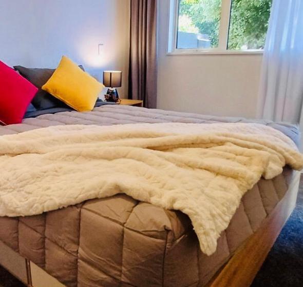 بنسيون Christchurch Airport Stop