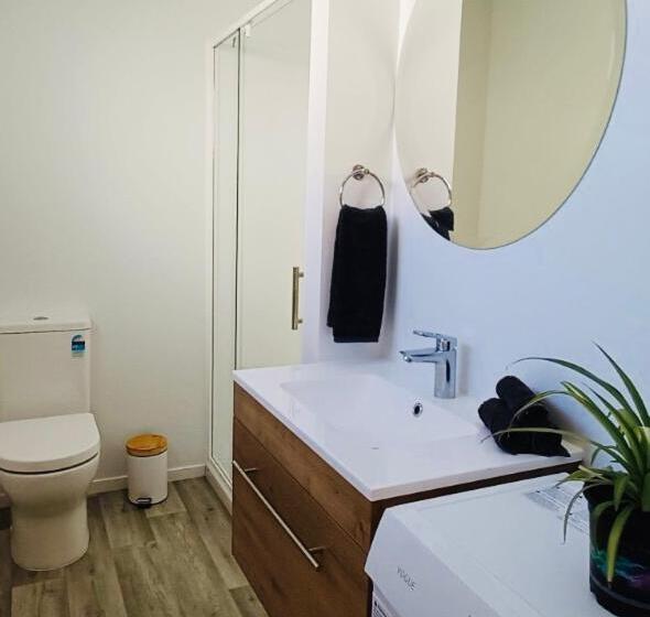 بنسيون Christchurch Airport Stop