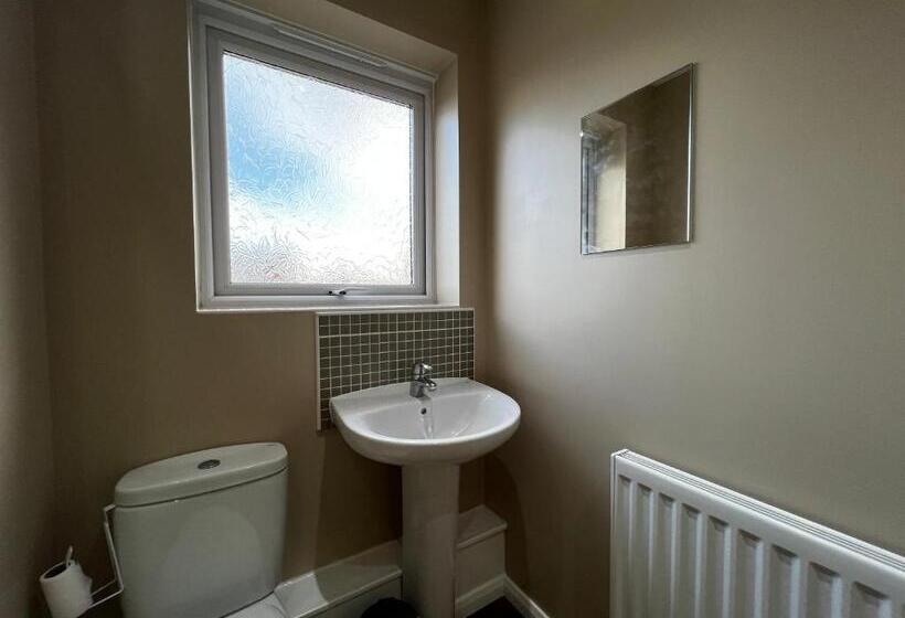 بنسيون Crownford Guesthouse   Close To Hanley Centre And University