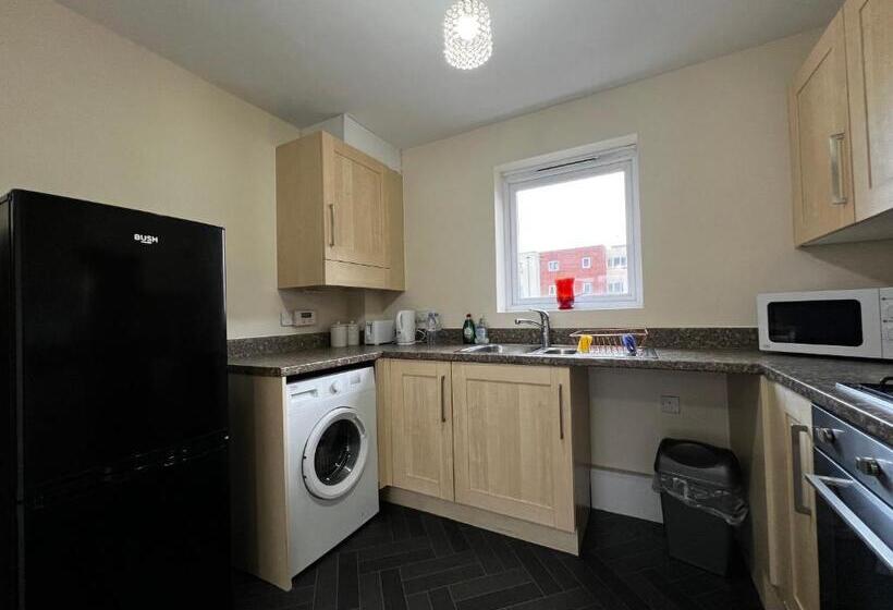 بنسيون Crownford Guesthouse   Close To Hanley Centre And University