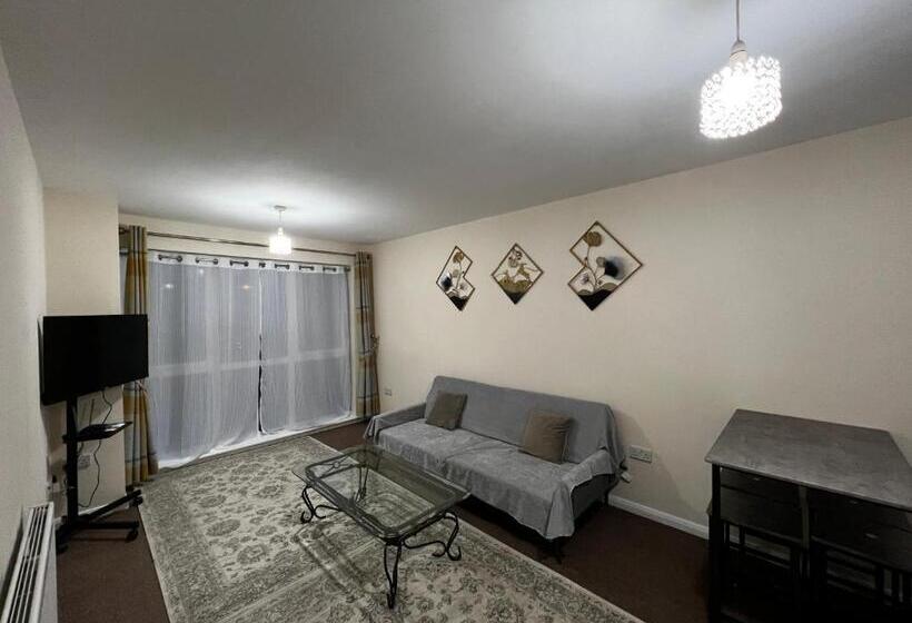 膳宿费 Crownford Guesthouse   Close To Hanley Centre And University