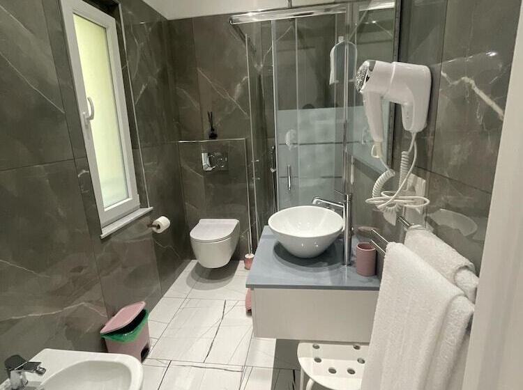 پانسیون Laura Rooms