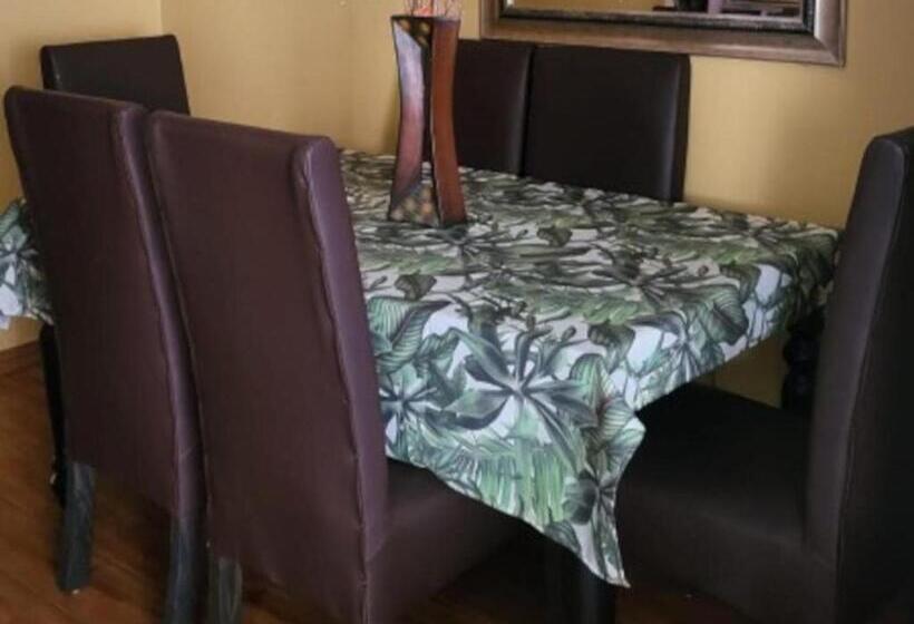 بنسيون Orca Estate Guesthouse Self Catering Accommodation