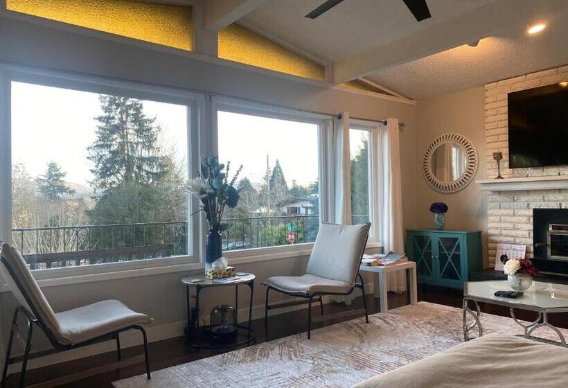 ペンション Spacious Beautiful View Suite In Surrey City
