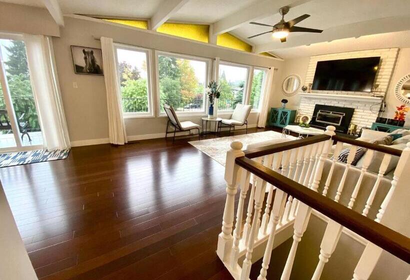 ペンション Spacious Beautiful View Suite In Surrey City