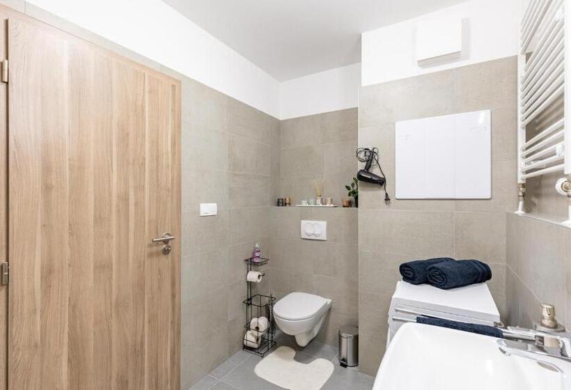 پانسیون Sunny Haven: Modern 2br,garage, Wifi,stream