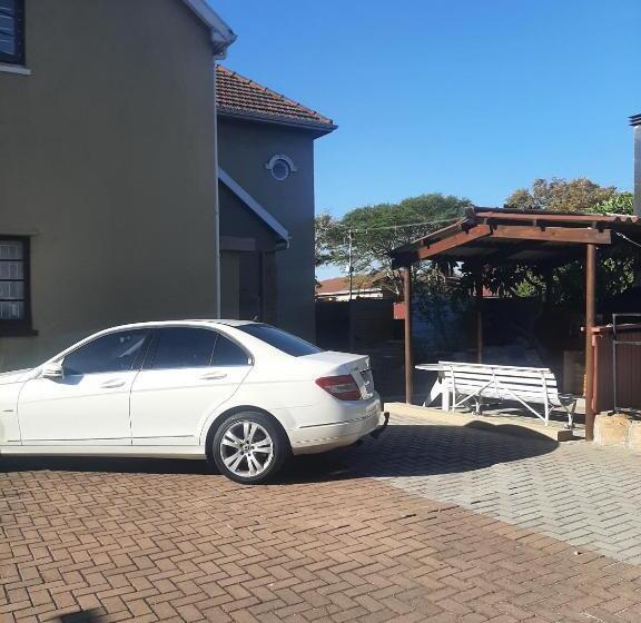 פנסיון Tripple S Guest House