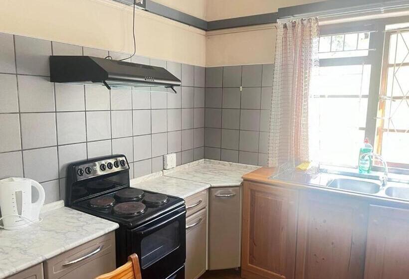 פנסיון Tripple S Guest House