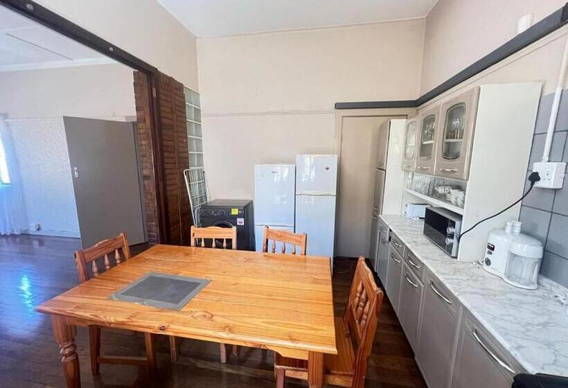 פנסיון Tripple S Guest House