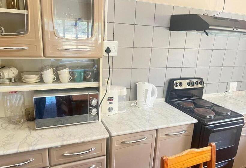 פנסיון Tripple S Guest House