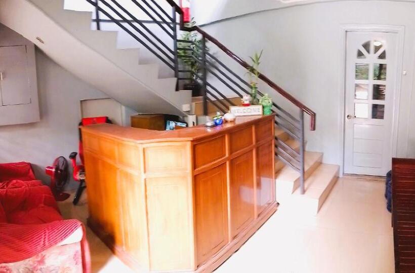 הוסטל Felli`s Guest House