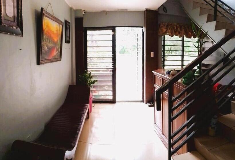 הוסטל Felli`s Guest House