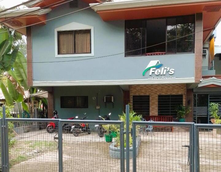 הוסטל Felli`s Guest House