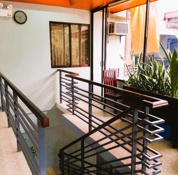 הוסטל Felli`s Guest House