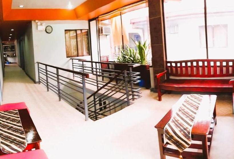 הוסטל Felli`s Guest House