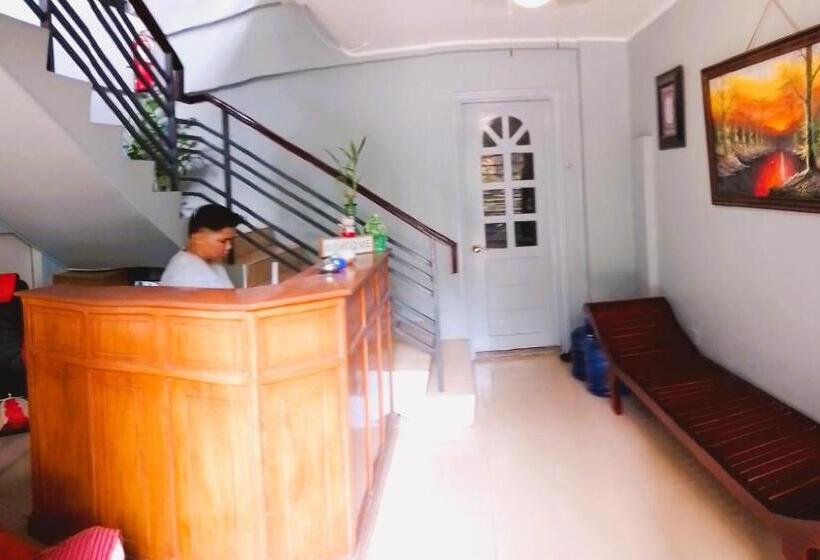 הוסטל Felli`s Guest House