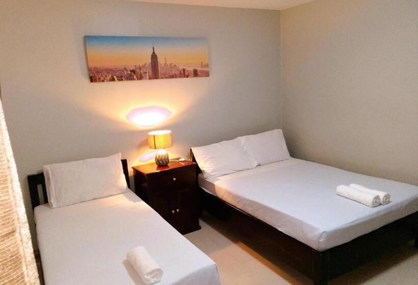 הוסטל Felli`s Guest House