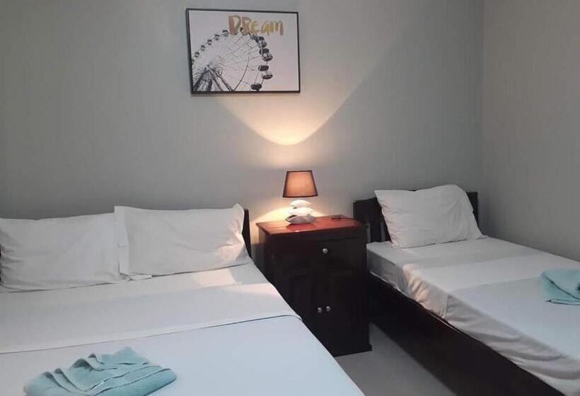 הוסטל Felli`s Guest House