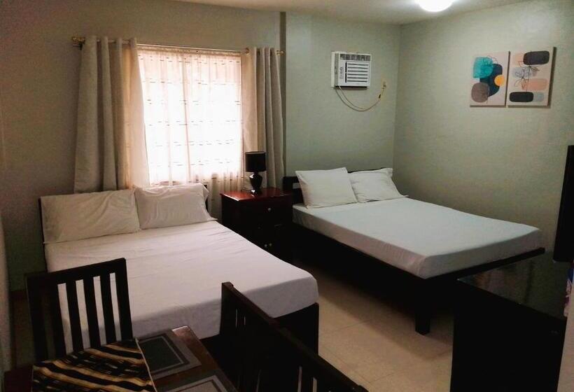 הוסטל Felli`s Guest House