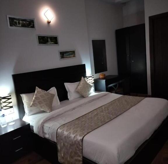 Отель Amber Suites &