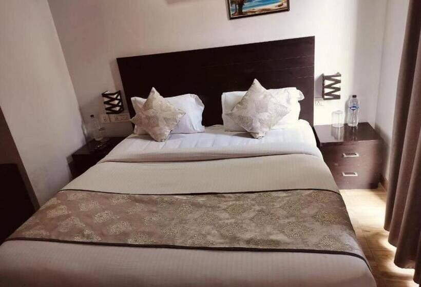 Отель Amber Suites &