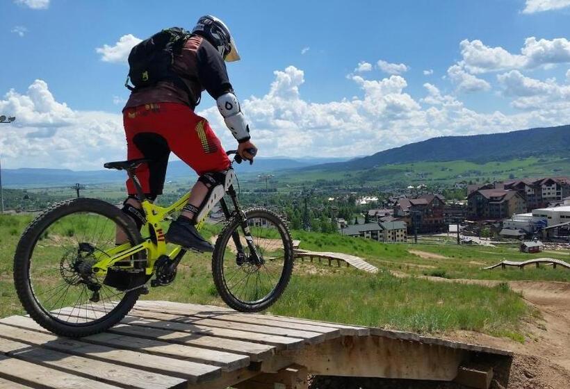 فندق Base Camp Lodge   Albertville