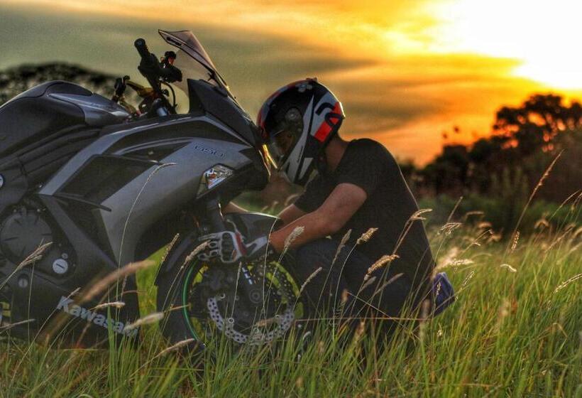 فندق Base Camp Lodge   Albertville