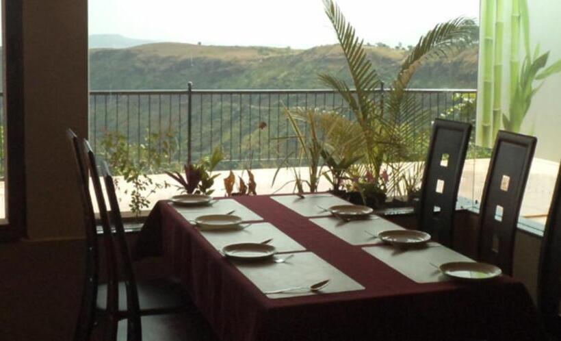 בית מלון כפרי Nivant Resort, Satara