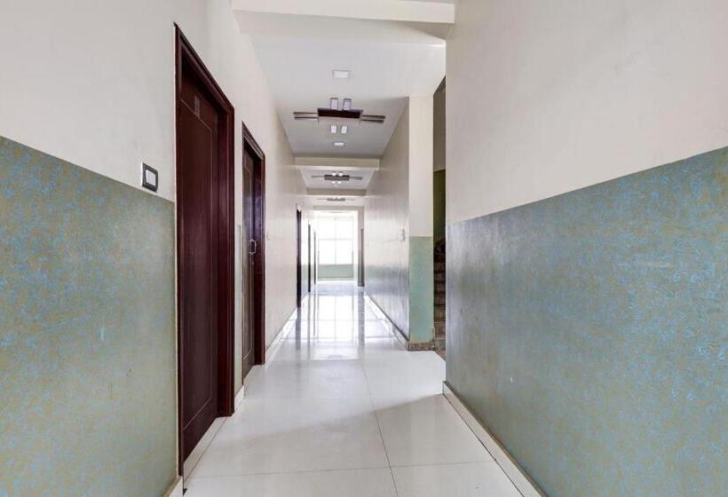 בית מלון כפרי Oyo 823110 Lakshmi Deluxe Lodge