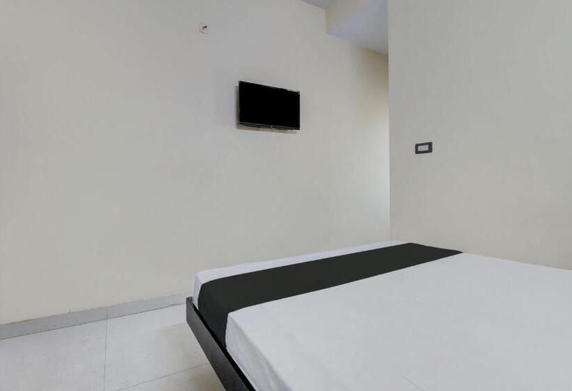 בית מלון כפרי Oyo 823110 Lakshmi Deluxe Lodge