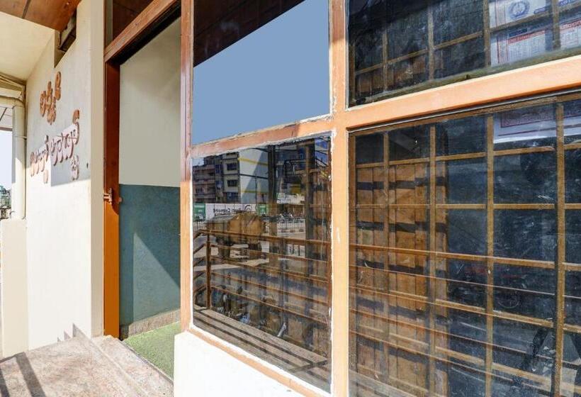 בית מלון כפרי Oyo 823110 Lakshmi Deluxe Lodge